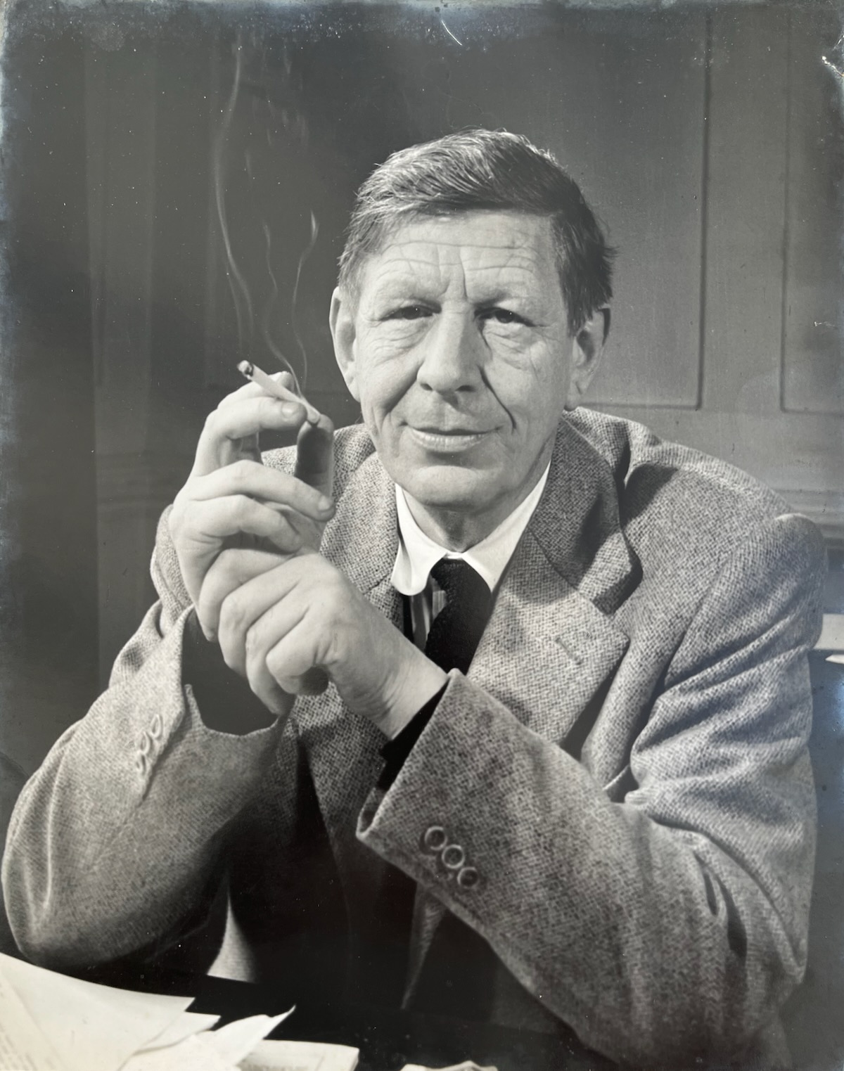 W.H. AUDEN. Anglo-American poet. 1907 - 73. Photographed by DOUGLAS GLASS.