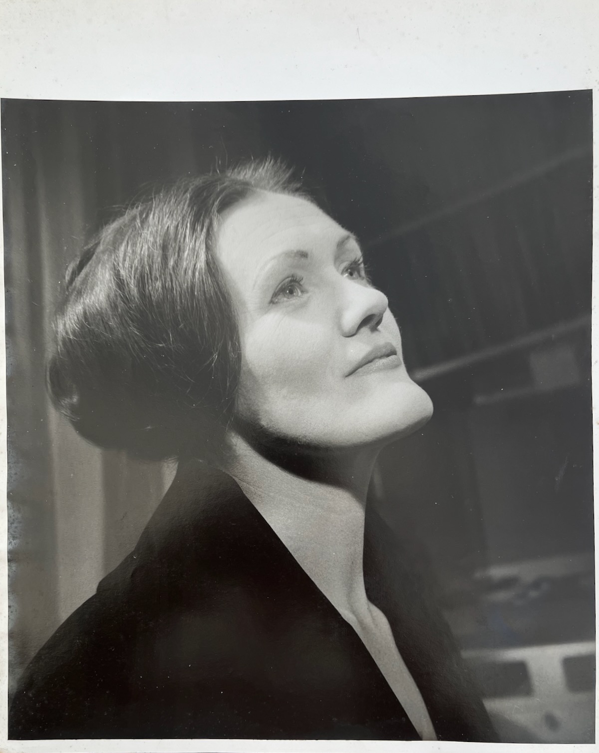 I. Australian Soprano. 1926 - 2010. Photographed by DOUGLAS GLASS.