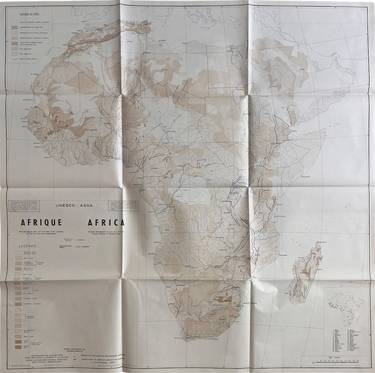 Afrique. Fond G&eacute;ologique pour servir de base &agrave; des syth&egrave;se diverses ou &agrave; des cartes th&eacute;matiques. Africa. Geological Background to serve as a basis for various synthesis or thematic maps. Graphic design by J. Favey.