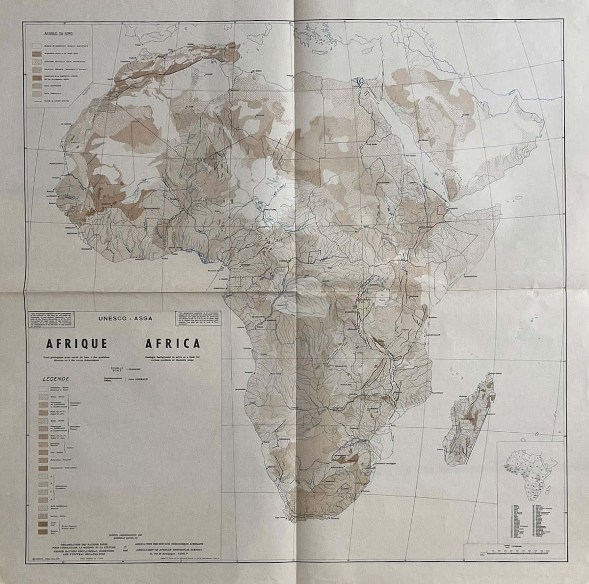 Afrique. Fond G&eacute;ologique pour servir de base &agrave; des syth&egrave;se diverses ou &agrave; des cartes th&eacute;matiques. Africa. Geological Background to serve as a basis for various synthesis or thematic maps. Graphic design by J. Favey.